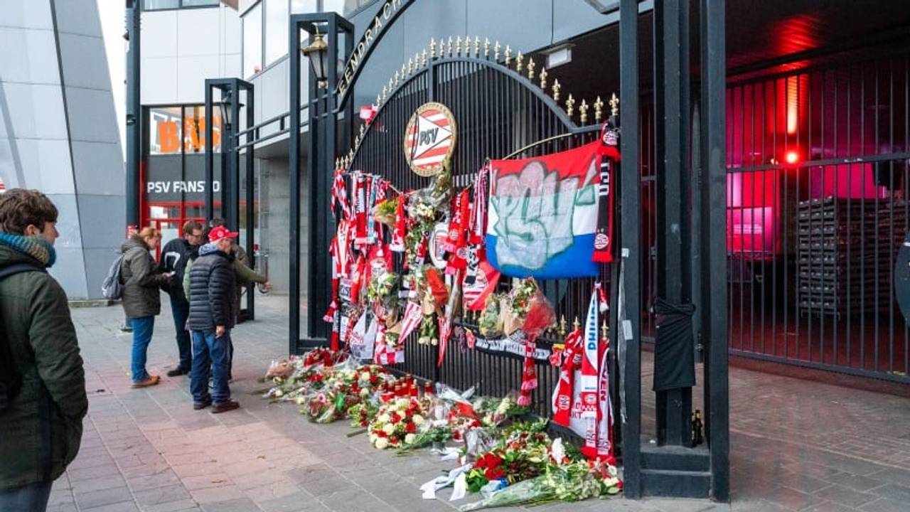 De herdenkingsplek bij het Stadion (foto: PSV via Facebook).