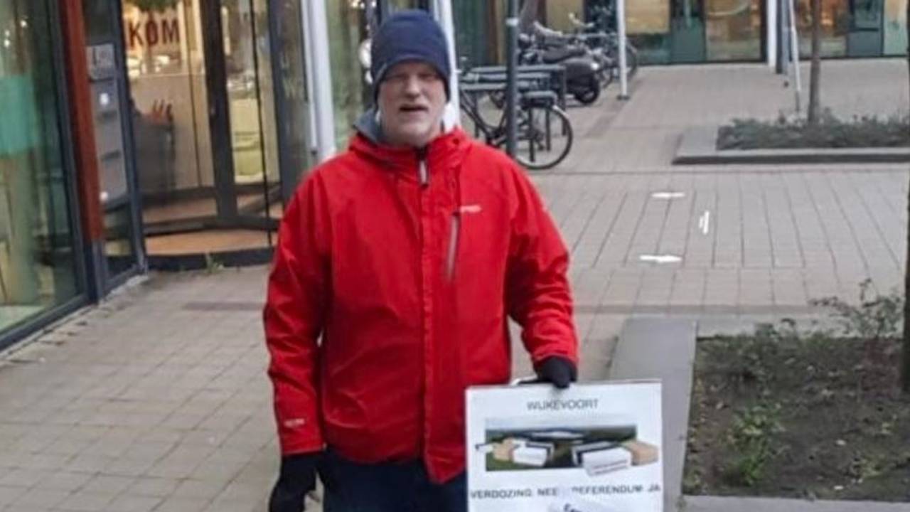 Stadsimker Marcel Horck voor het Stadskantoor in Tilburg.