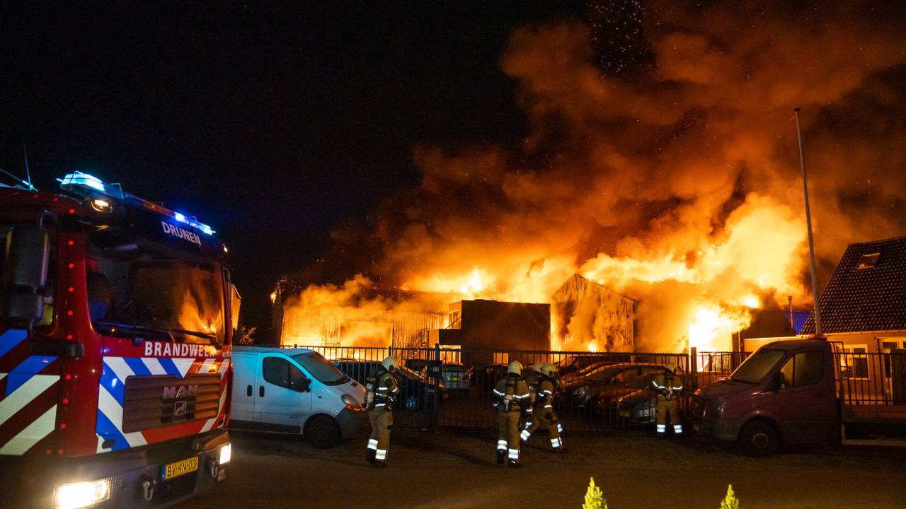 Meerdere loodsen gingen bij de brand in Drunen verloren (foto: Iwan van Dun/SQ Vision).
