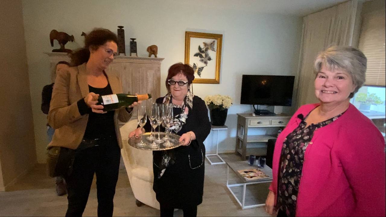 Ricky blij met metamorfose van haar huis (foto: Jan Peels).