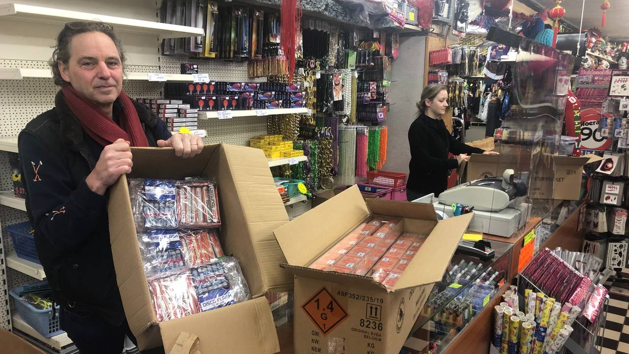Vuurwerkverkoper Bart Moons met het vuurwerk dat hij niet meer kwijt kan (foto: Alice van der Plas).