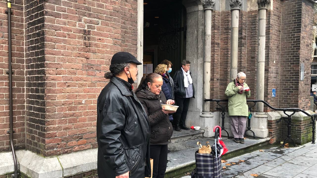 Daklozen genieten van een kerstmaaltijd bij de Catharinakerk