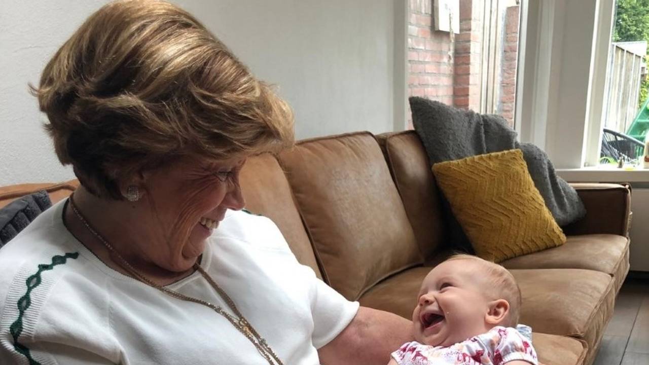 Oma Loes met achterkleindochter Fien (foto: Emma Verhoeven).