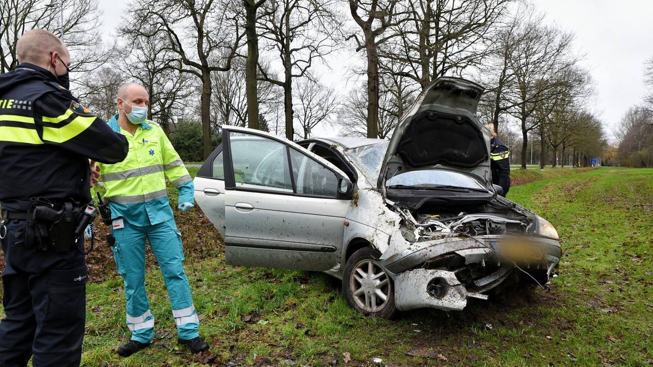 De zwaar beschadigde auto (foto: Toby de Kort/SQ Vision Mediaprodukties).