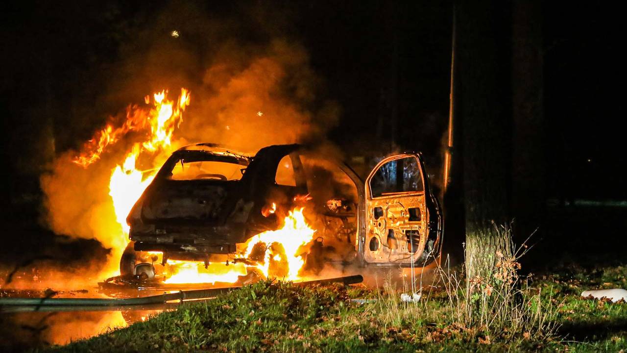 De auto vatte meteen na het ongeluk in Gemert vlam (foto: Harrie Grijseels/SQ Vision).