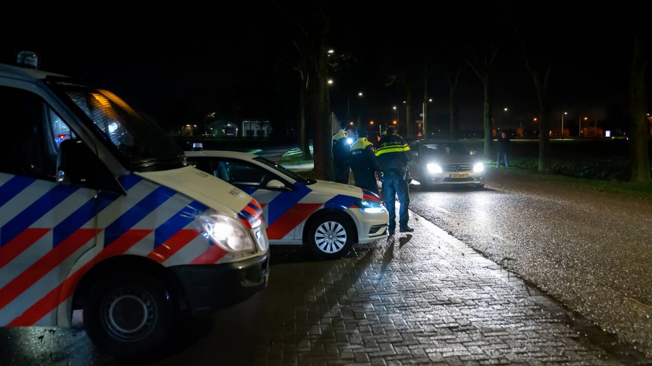 De politie in Veen (foto: SQ Vision).