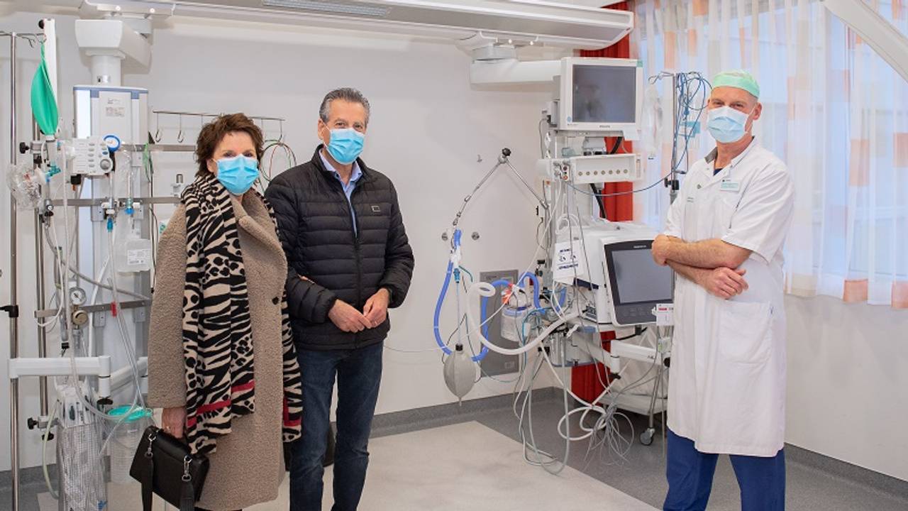 Diana en Jan samen met verpleegkundige Patrix op een IC-kamer in het Catharina Ziekenhuis (Foto: Kim Balster).