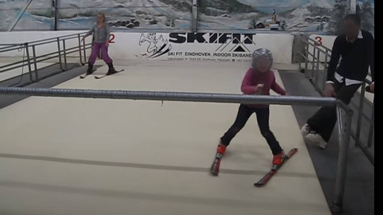 De kinderen op de foto waren niet betrokken bij het ongeluk (beeld: YouTube).