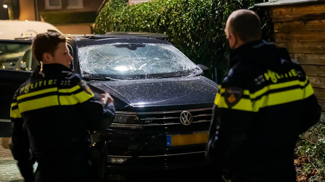 De politie doet onderzoek bij de ontplofte auto in Oss .(Foto: Gabor Heeres/SQ Vision)