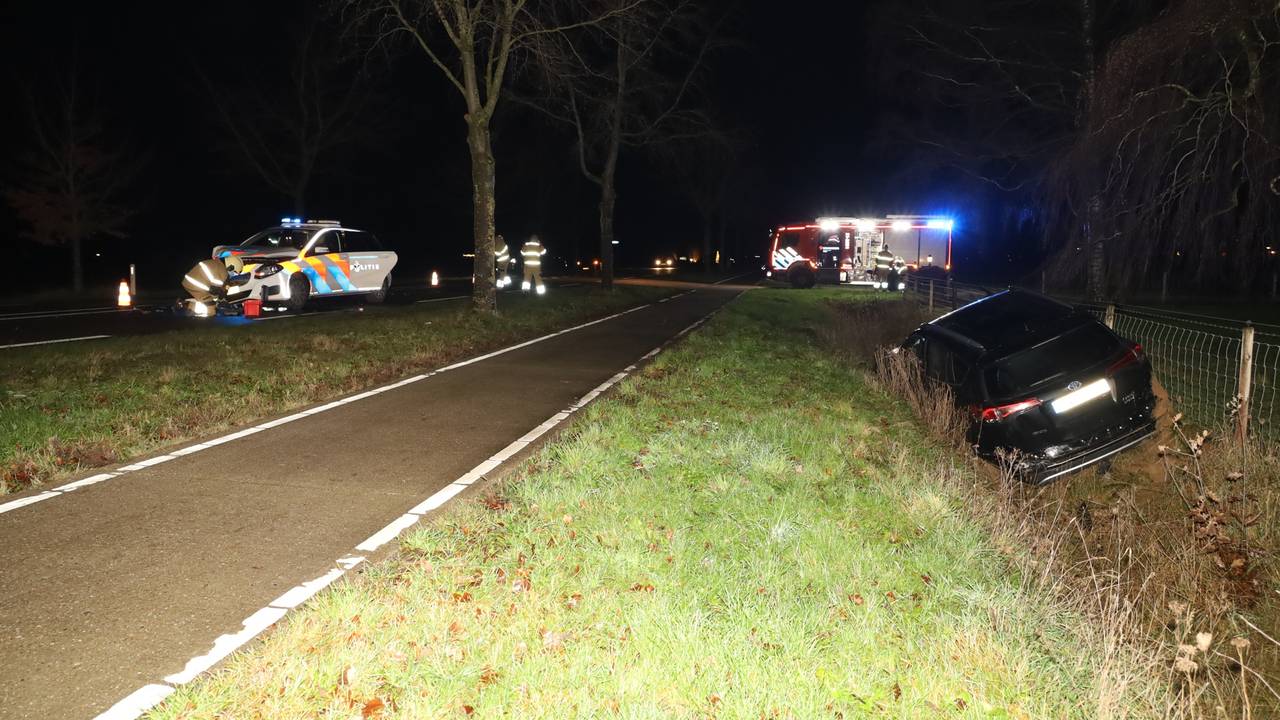 De politiewagen kwam met de gestolen auto in botsing (foto: Kevin Kanters / SQ Vision)