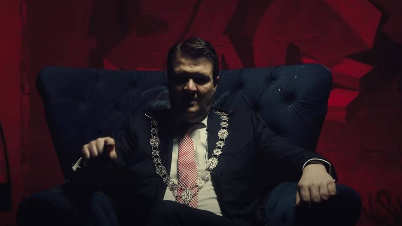 Als een ware 'eindbaas' fungeert de burgemeester in de clip (beeld: YouTube).