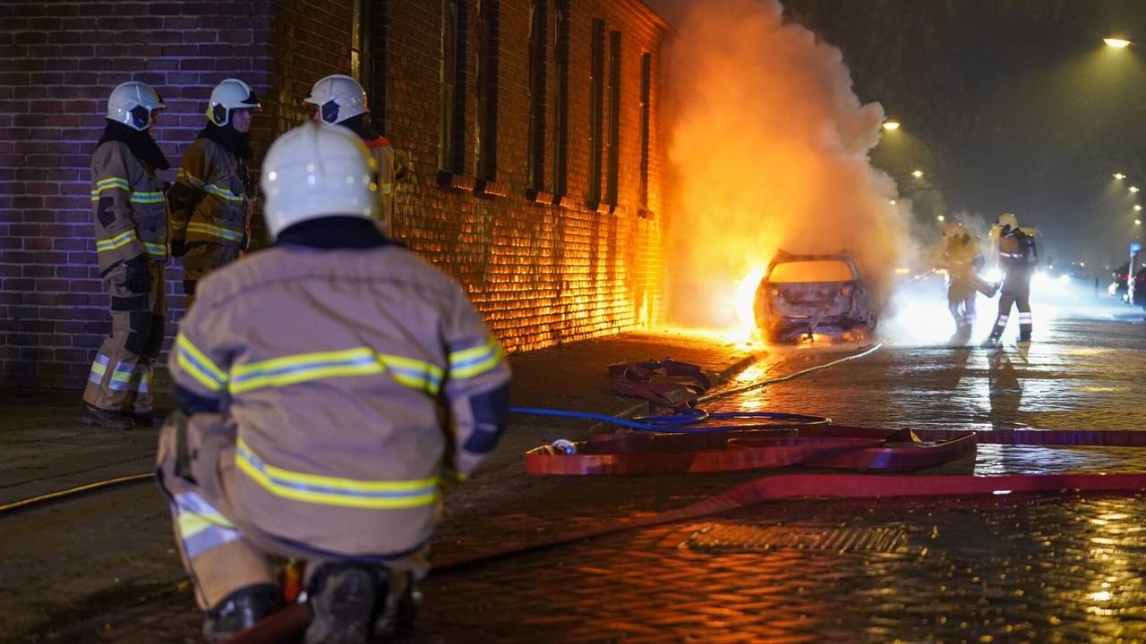 De brandweer aan de slag op de Kardinaal de Jongstraat in Oss (foto: Gabor Heeres/SQ Vision).