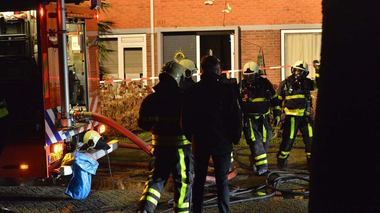 De brandweer bij het getroffen huis (foto: Perry Roovers/SQ Vision Mediaprodukties).
