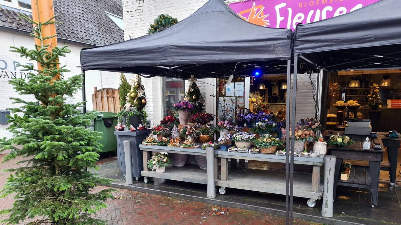 Fleuresse Bloemsierkunst heeft twee partytenten op de stoep gezet (foto: Jeroen Schuurmans).