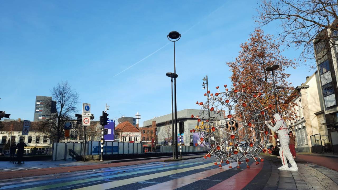Tim duwde de virusbal door het centrum van Tilburg (foto: Tim Hobbelman).