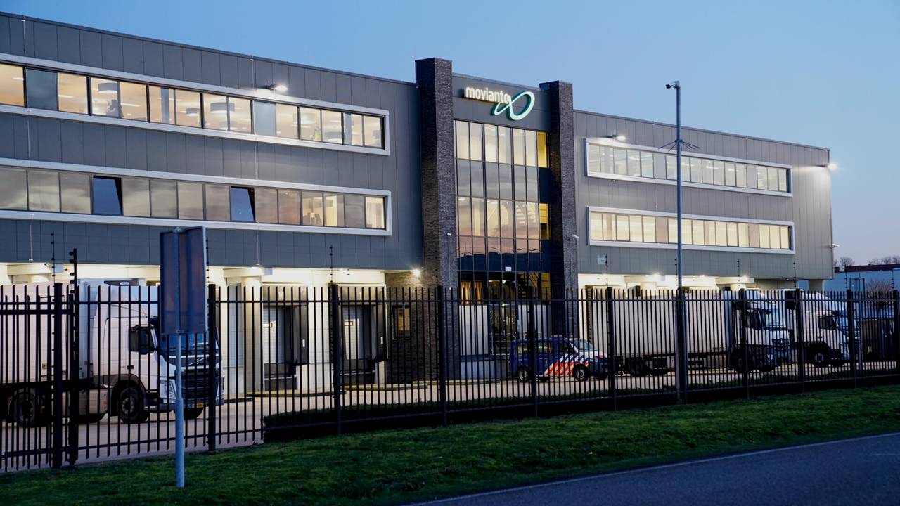 Het bedrijf Movianto in Oss, waar alle Nederlandse coronavaccins worden opgeslagen (foto: Gabor Heeres/SQ Vision).