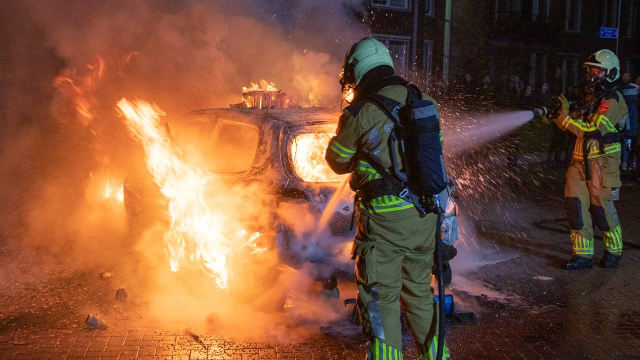 Het in brand steken van sloopauto's is traditie in Veen in de aanloop naar oud en nieuw (foto: SQ Vision).
