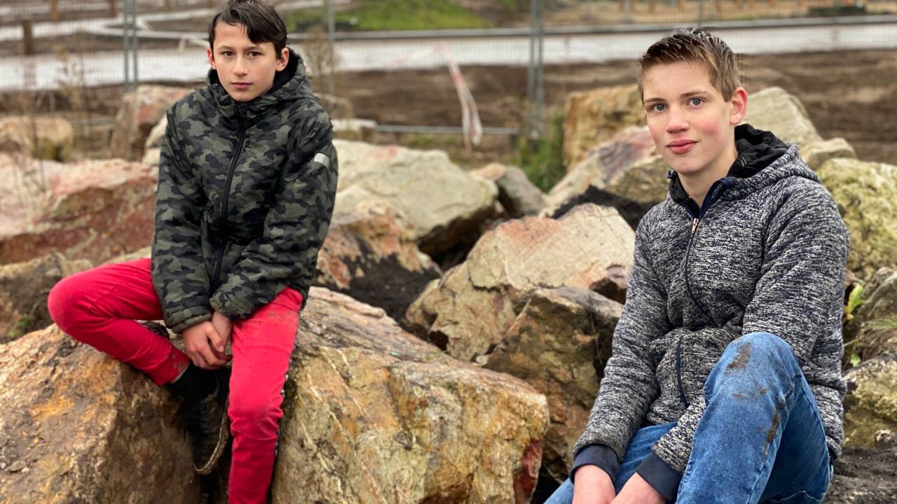 Siemen (links) en Toine op de grote stapel stenen in Helvoirt (foto: Jan Peels)