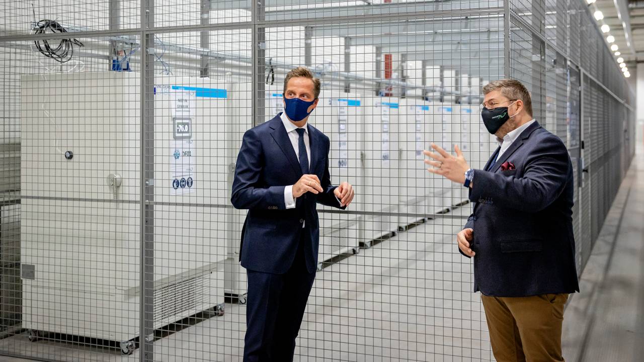 Minister De Jonge wordt rondgeleid langs de ultra-low freezers bestemd voor de vaccins (foto:  ANP / Robin van Lonkhuijsen).