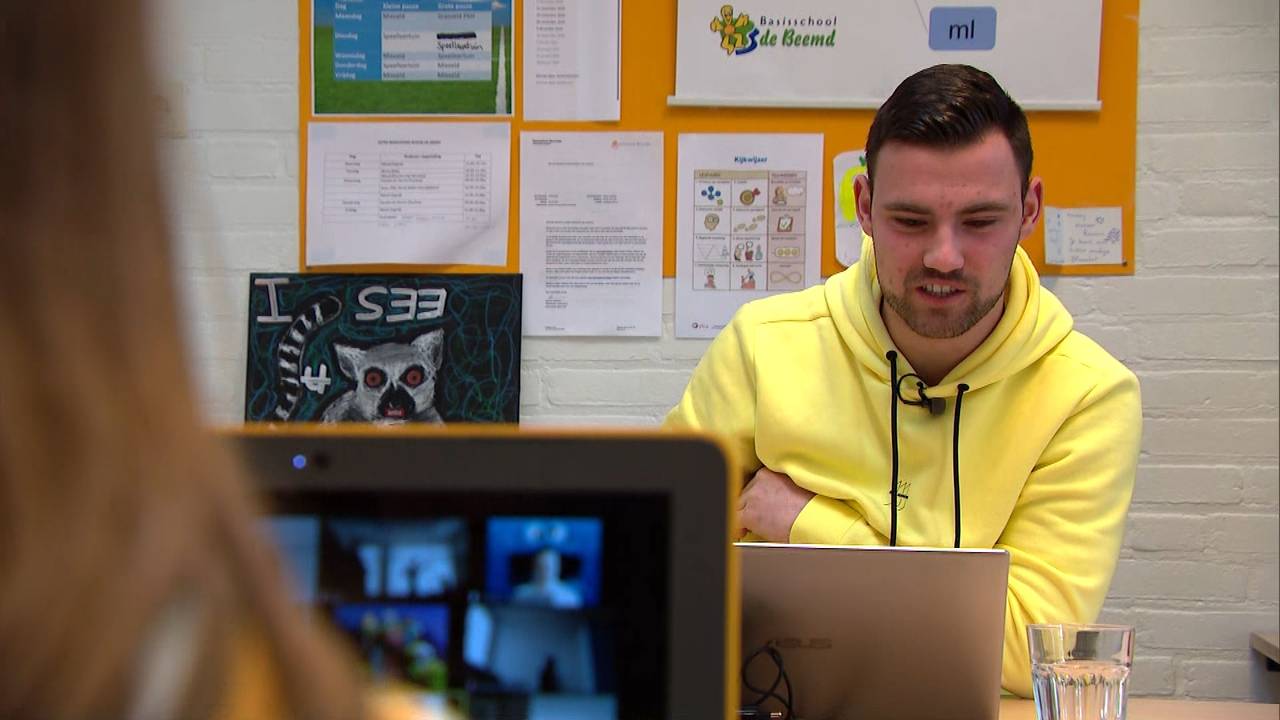 Meester Rowan geeft via Zoom les