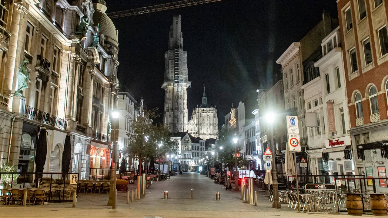 Een leeg Antwerpen vanwege de avondklok (foto: Jonas Roosens/ANP).