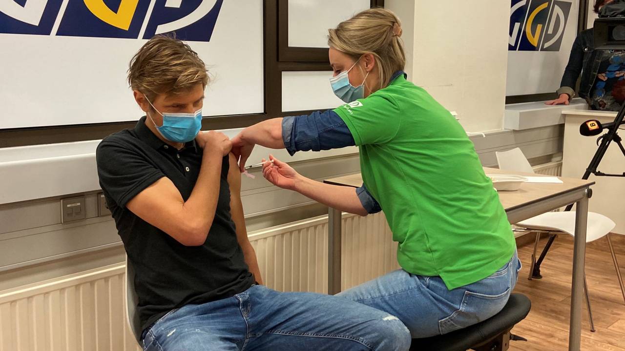 Barry kreeg de eerste prik in het voormalige Amphia Ziekenhuis. (foto: Erik Peeters)