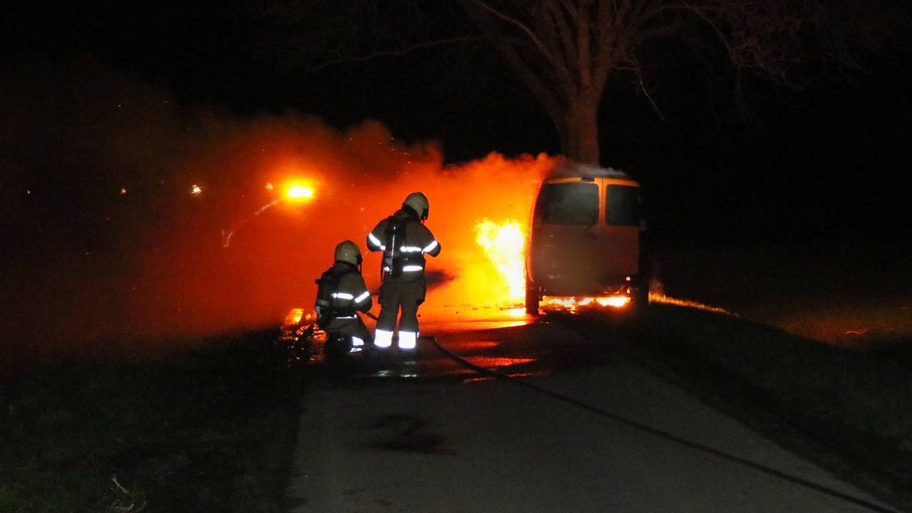 De wagen werd in brand gestoken (foto: Jurgen Versteeg/SQ Vision)