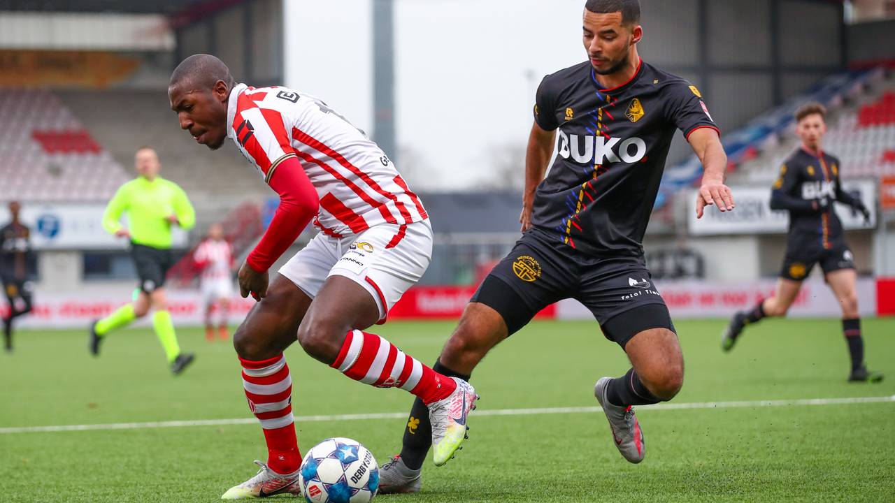 Kyvon Leidsman (TOP Oss, links) in duel met Telstarspeler Redouan el Yaakoubi (foto: OrangePictures).
