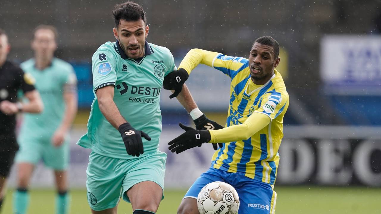 Vangelis Pavlidis en Saïd Bakari vechten om de bal (foto: Orange Pictures).