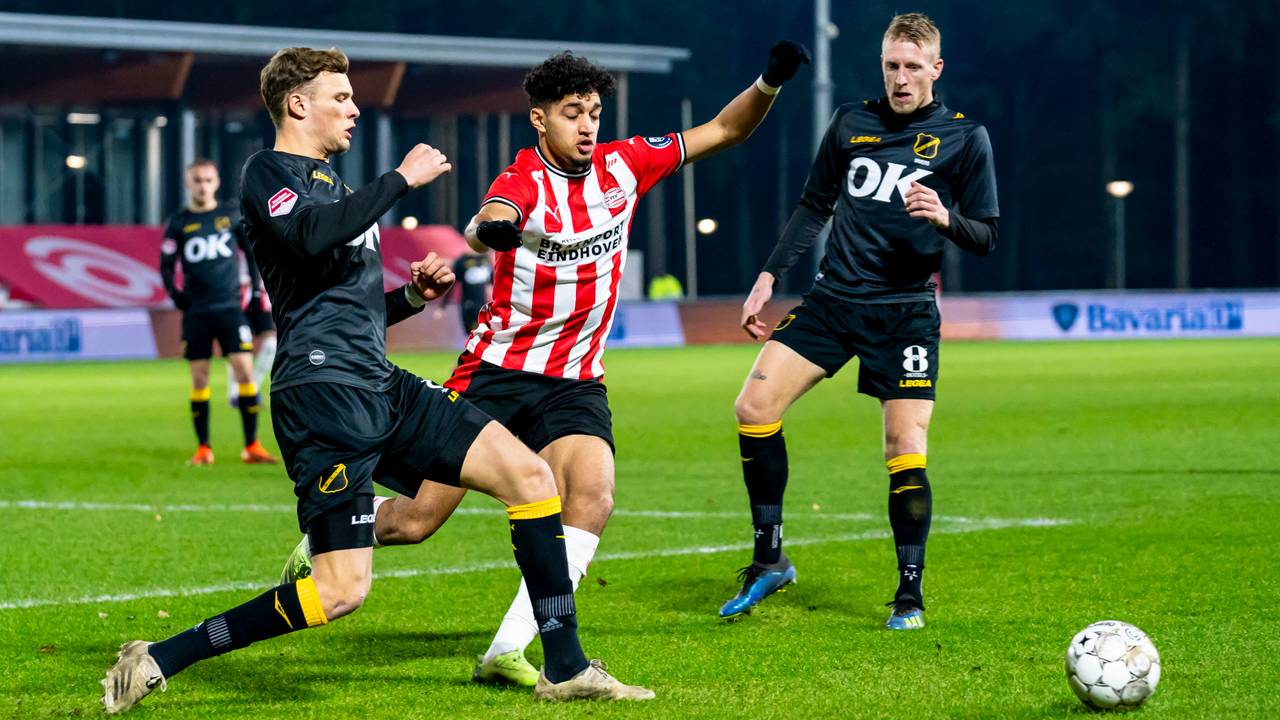 Sydney van Hooijdonk (l) scoorde de gelukmaker voor NAC tegen Jong PSV (foto: Maricmedia)