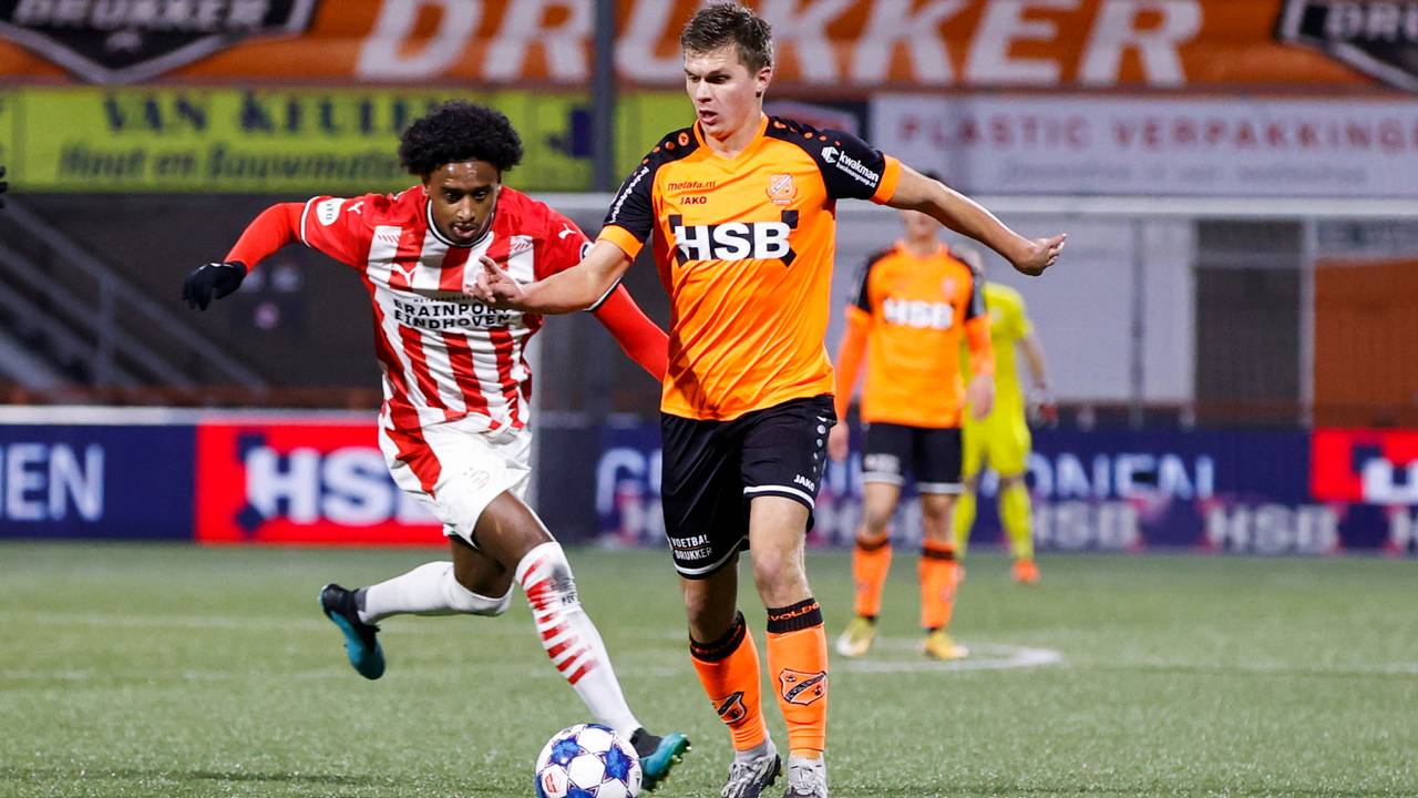 PSV wint moeizaam van Volendam (foto: Marcel van Drost).
