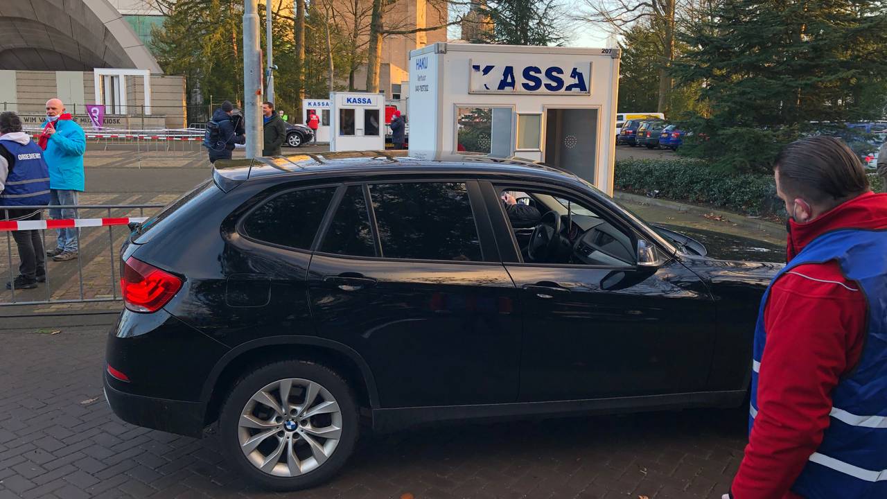 Een staker registreert zich in de 'staakstraat' (foto: Rogier van Son).