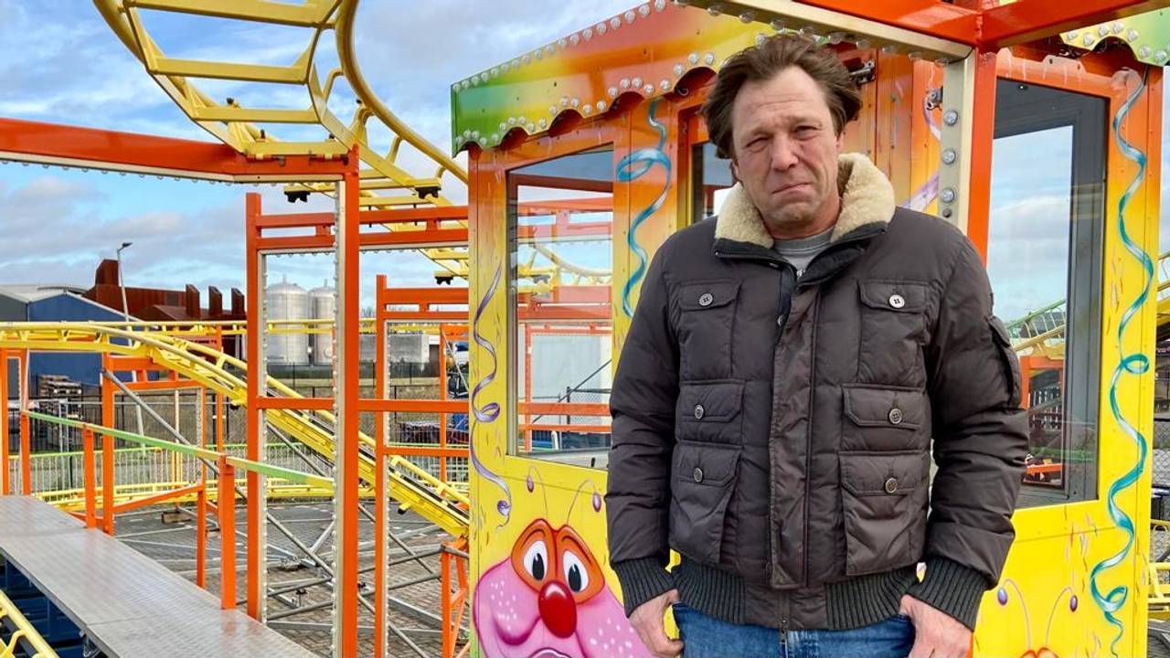 Johnny van Dam bij zijn familie-achtbaan. (Foto: Erik Peeters)