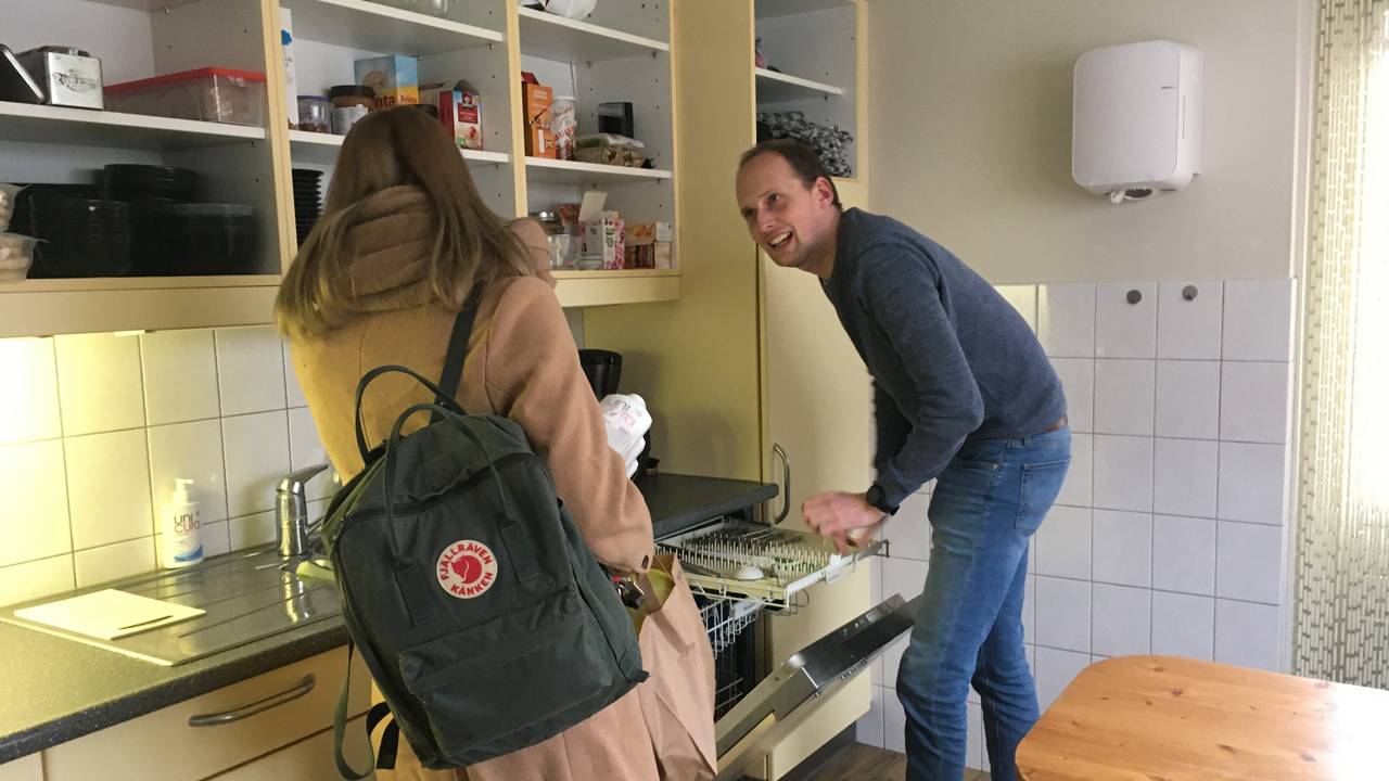 In huis bij June zijn de deurtjes uit de keukenkastjes gehaald (Foto: Combinatie Jeugdzorg)