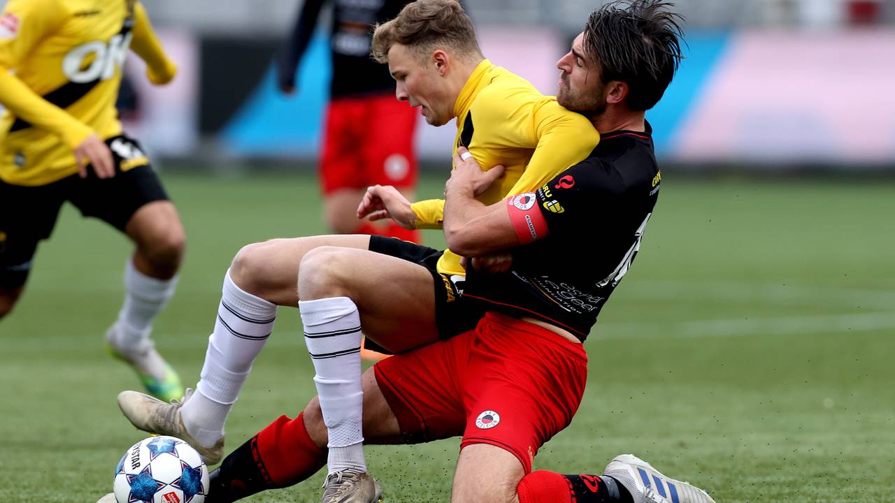 Sydney van Hooijdonk (l.) schermt bal af voor Sander Fischer (foto: Orange Pictures).
