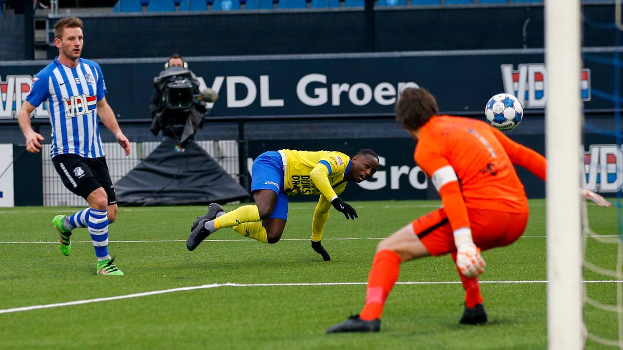 Keeper Ruud Swinkels van FC Eindhoven moest meerdere keren vissen (foto: OrangePictures).