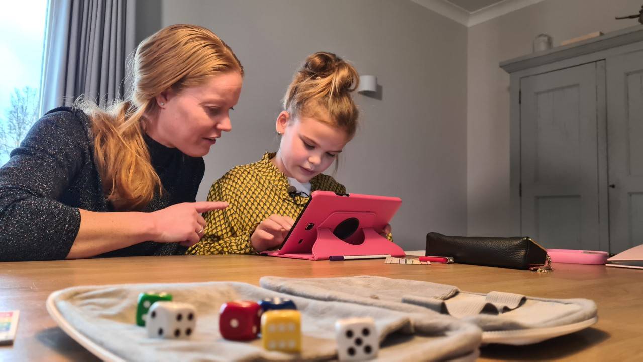Sofie (10) met haar nanny Natascha (foto: Noël van Hooft).
