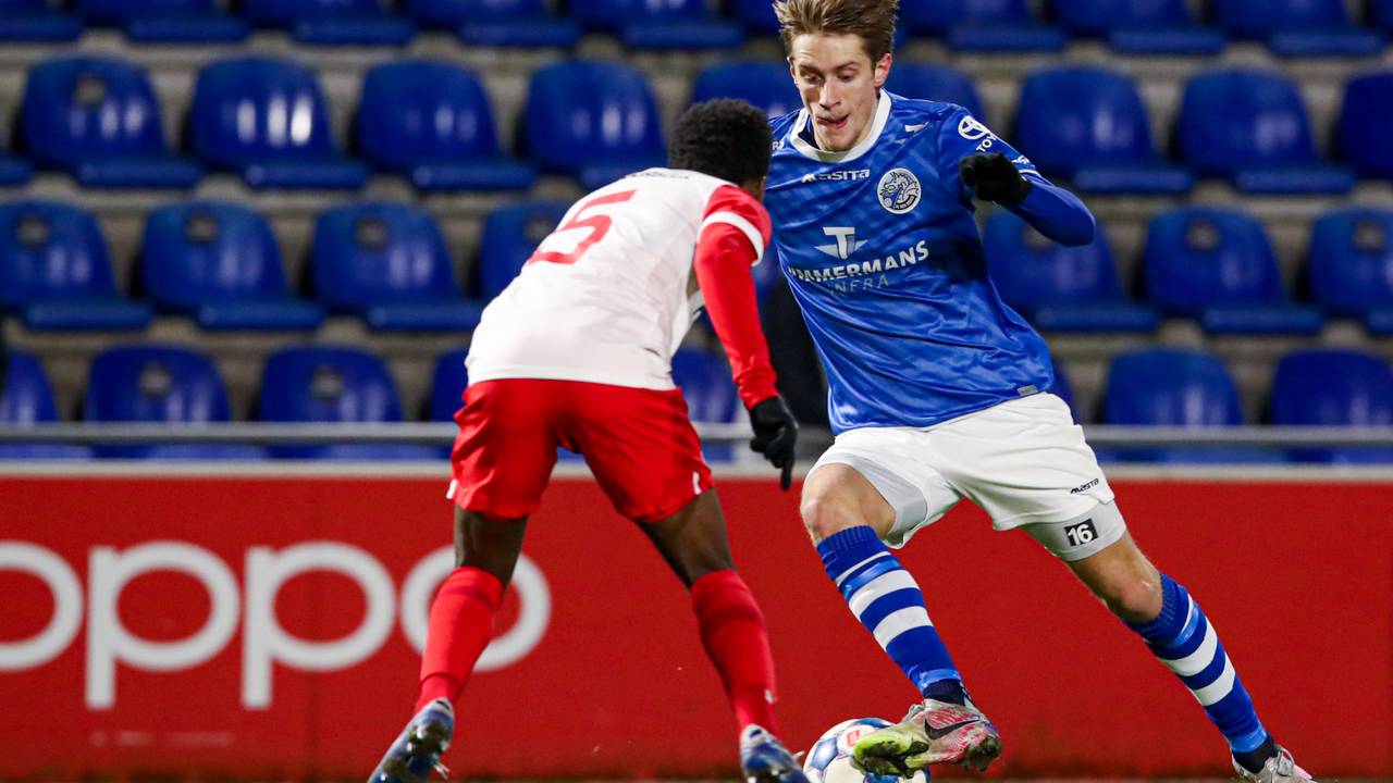Don Bolsius (FC Den Bosch) snelt langs verdediger Djevencio van der Kust (foto: Orange Pictures).