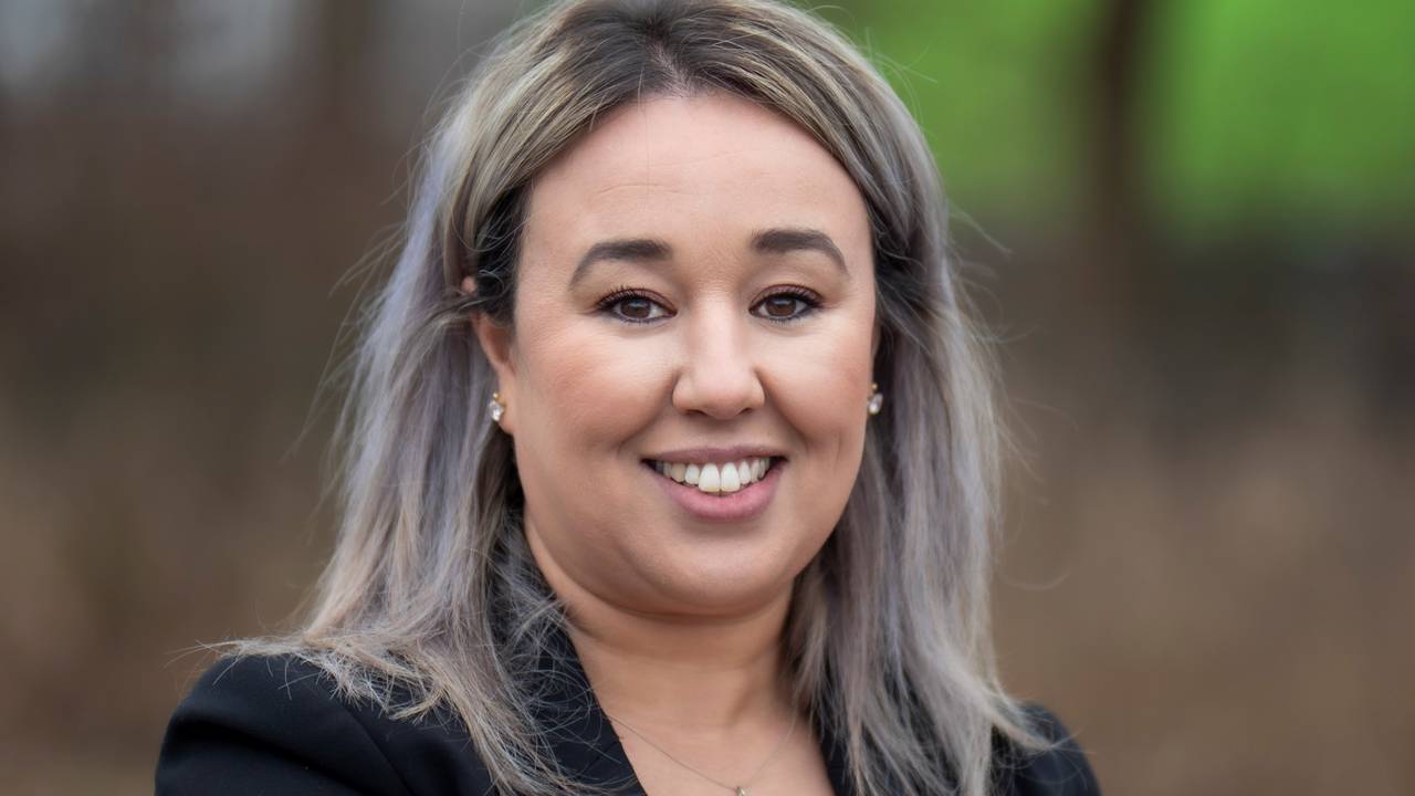 Sanna Elkadiri is de eerste die het coronavaccin krijgt (foto: Zorggroep Elde Maasduinen)