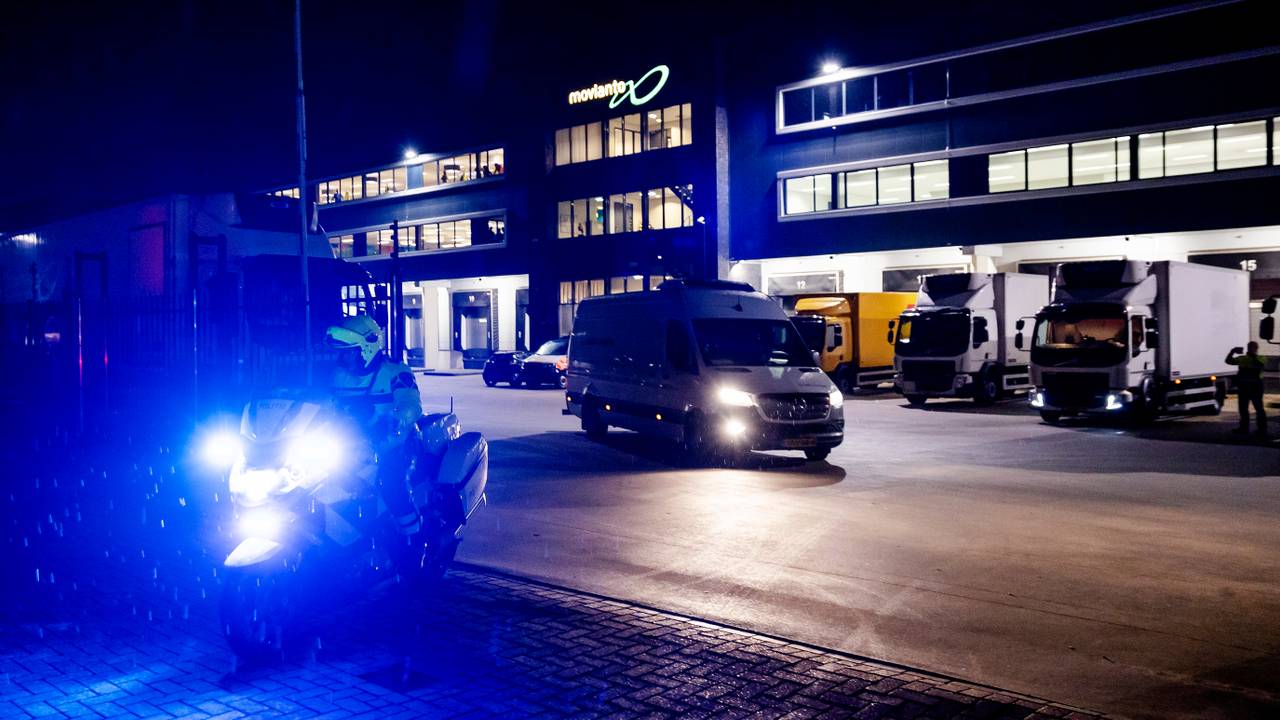 De bestelbus met vaccins vertrekt uit Oss. (Foto: ANP)