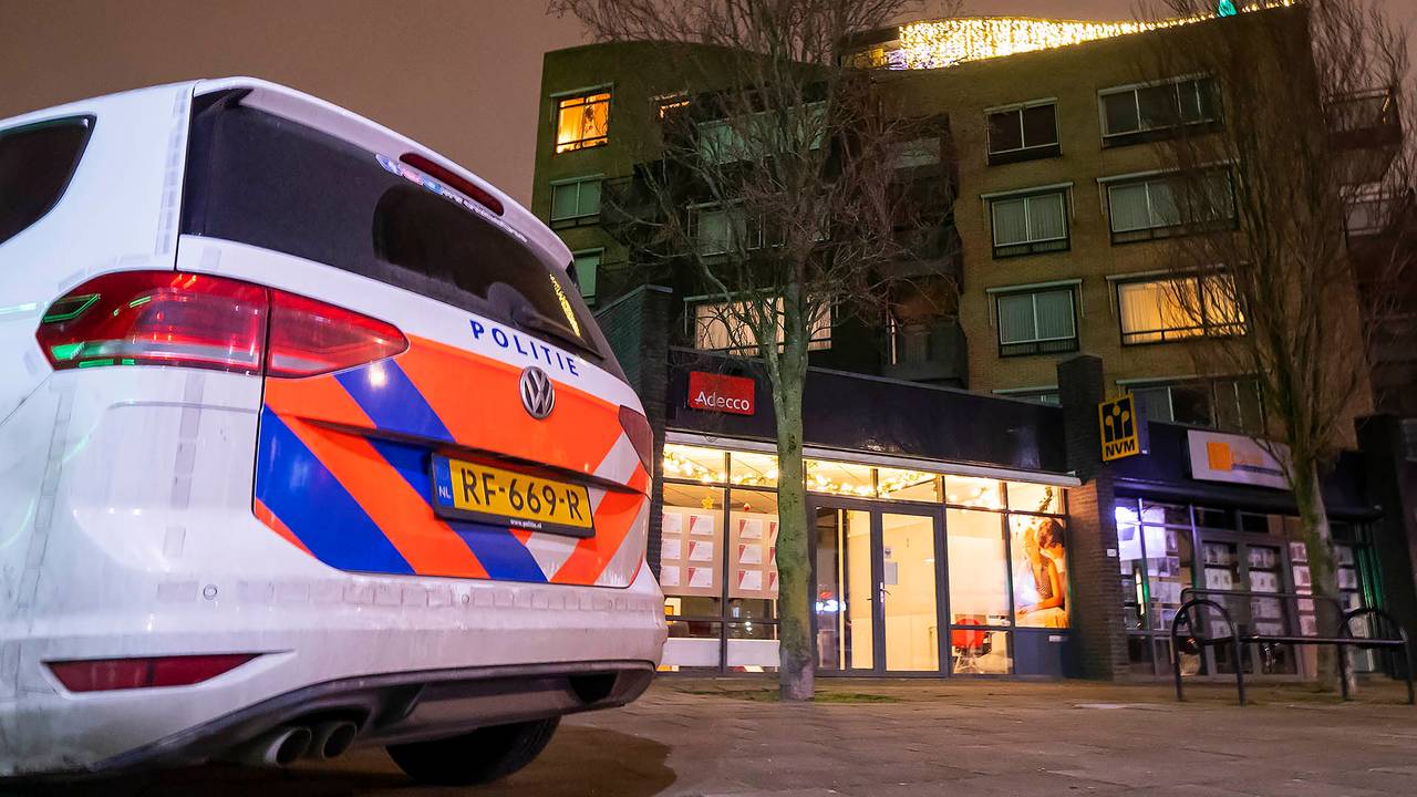 Het slachtoffer werd thuis in zijn appartement aan de Oostwal overvallen (foto: Gabor Heeres / SQ Vision).