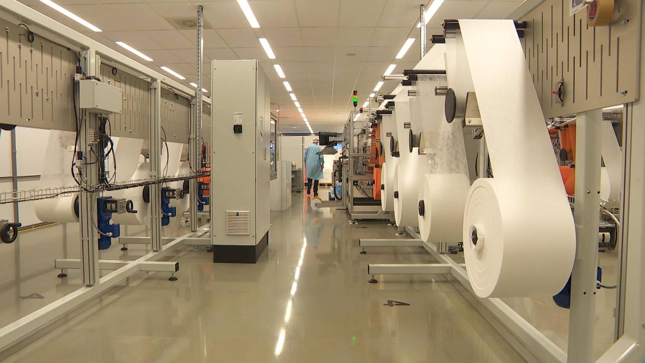 Een van de productielijnen in de nieuwe mondkapjesfabriek.