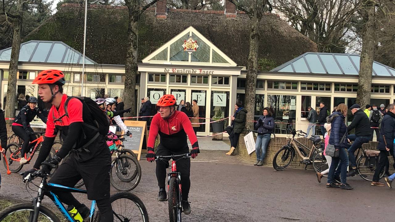 Drukte bij de Rustende Jager bij de Loonse en Drunense duinen (foto: Tonnie Vossen)