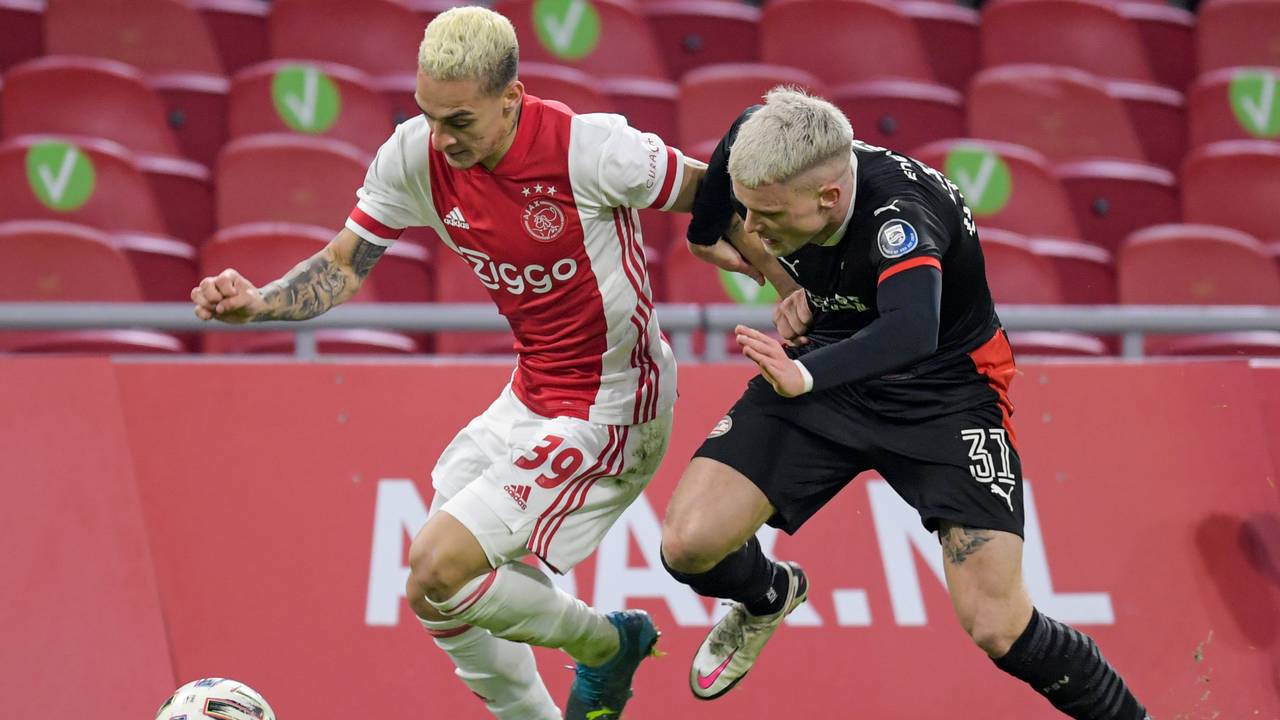 Philipp Max in duel met Ajacied Antony (foto: OrangePictures).