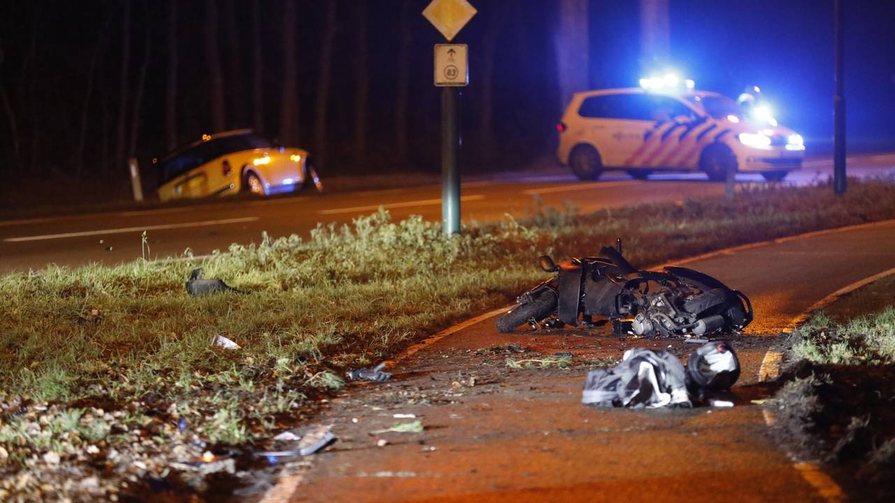 Het ongeluk in Ossendrecht gebeurde rond tien uur 's avonds (foto: Christian Traets/SQ Vision).