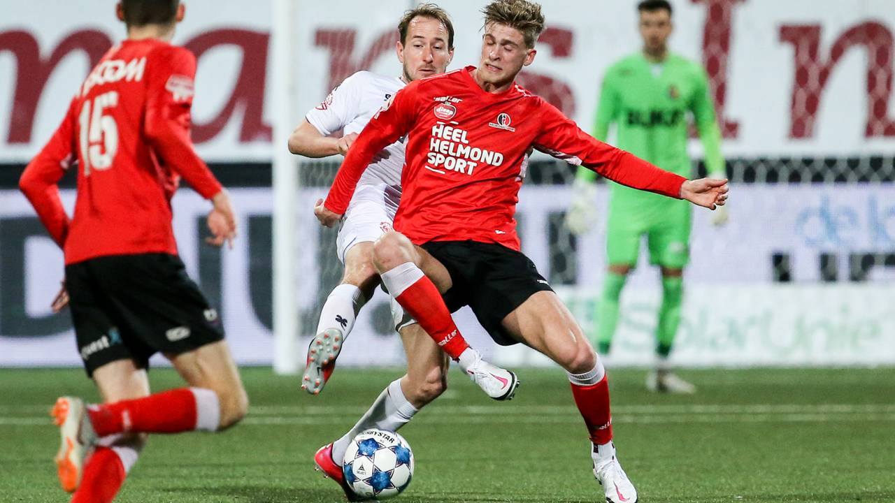 Jelle Goselink (Helmond Sport, r.) in duel met Frank Korpershoek (m.) (Foto: Orange Pictures).