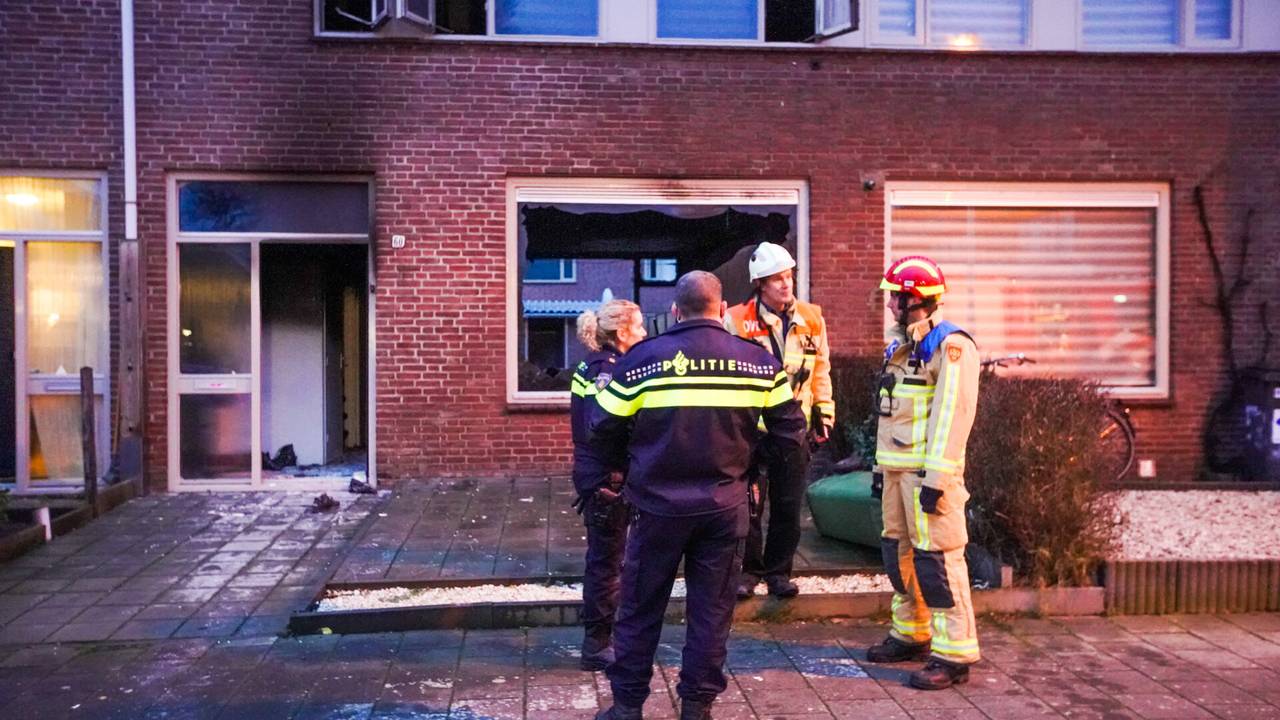 Politie en brandweer bij het getroffen huis (foto: Dave Hendriks/SQ Vision Mediaprodukties).