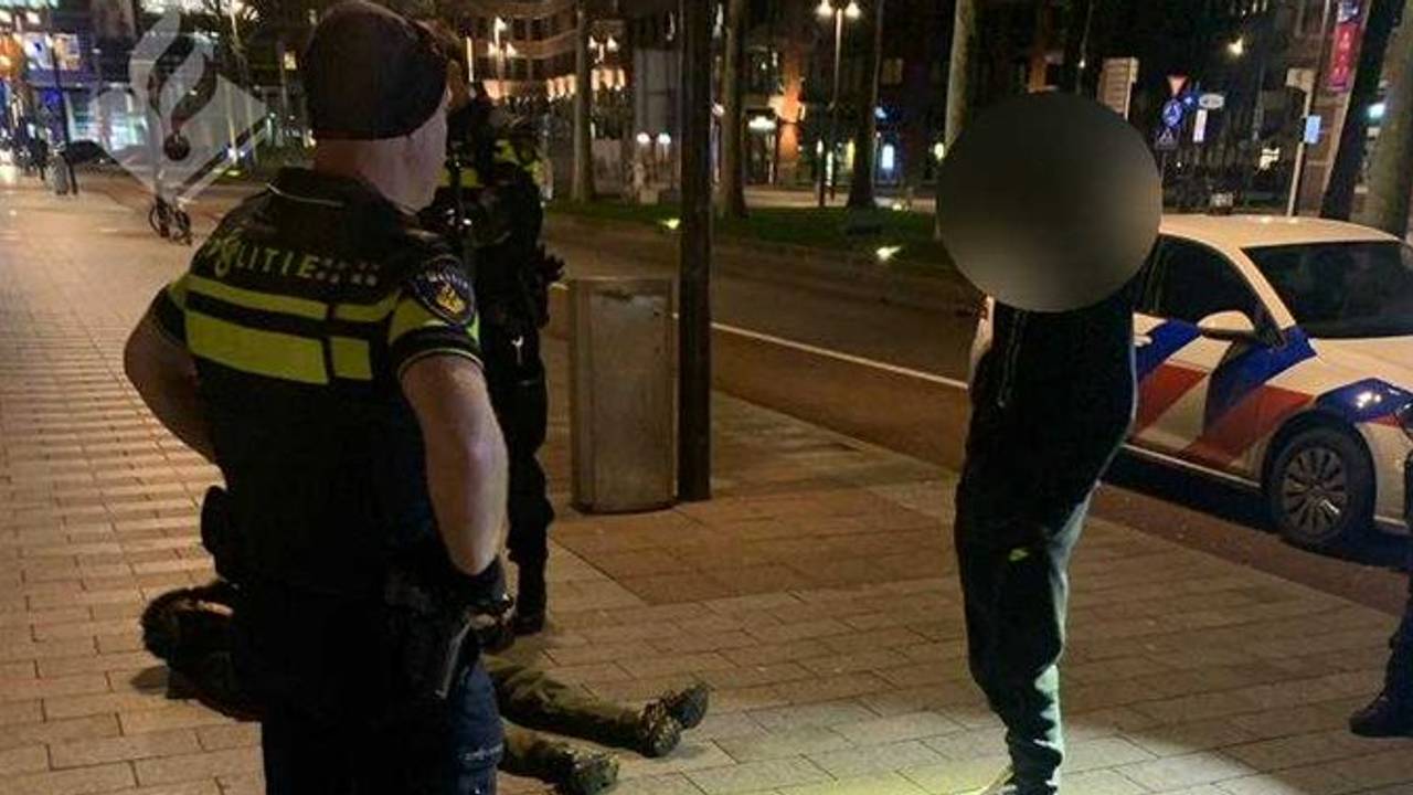 De politie had de handen vol aan de twee mannen (foto: Marc de Wit).