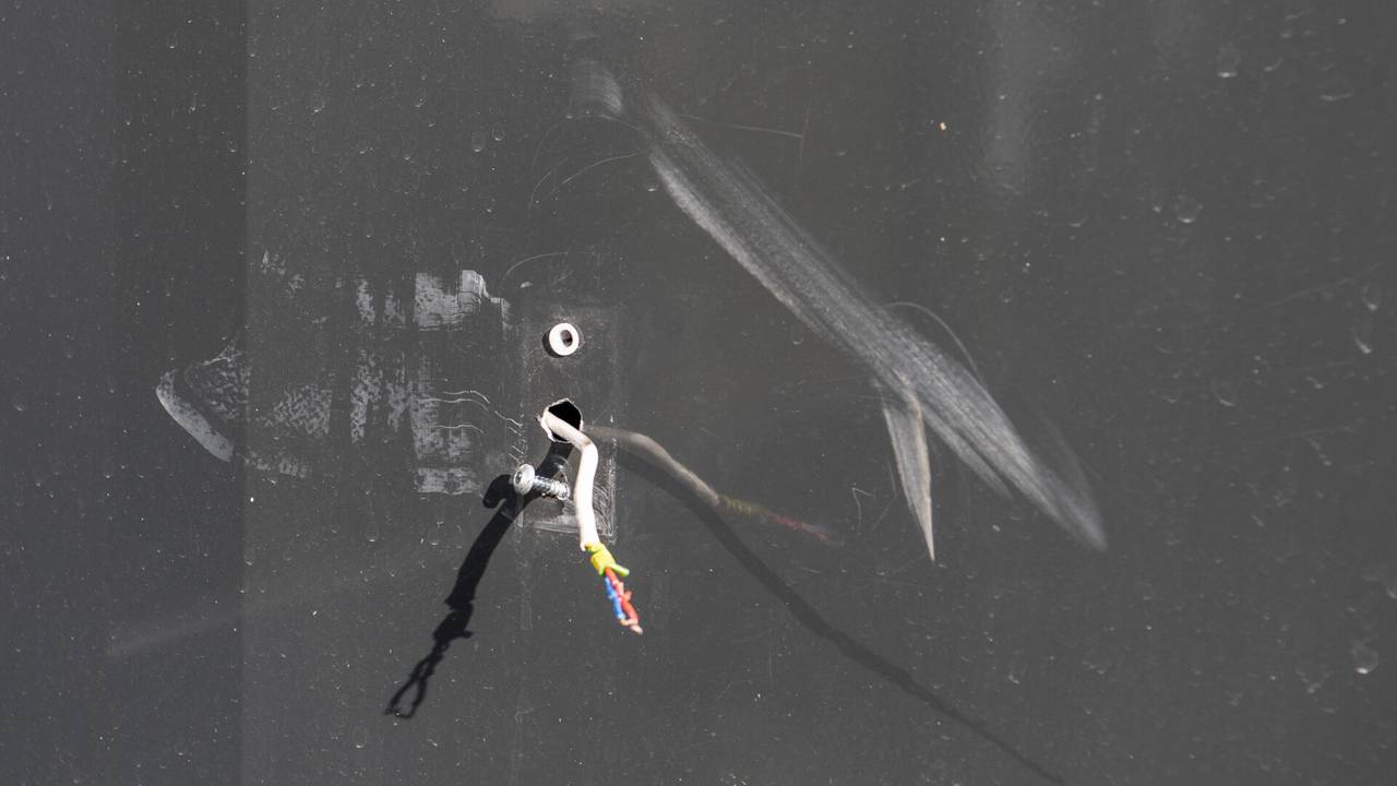 De plek waar de deurbel eerst zat (foto: Jack Brekelmans / SQ Vision).