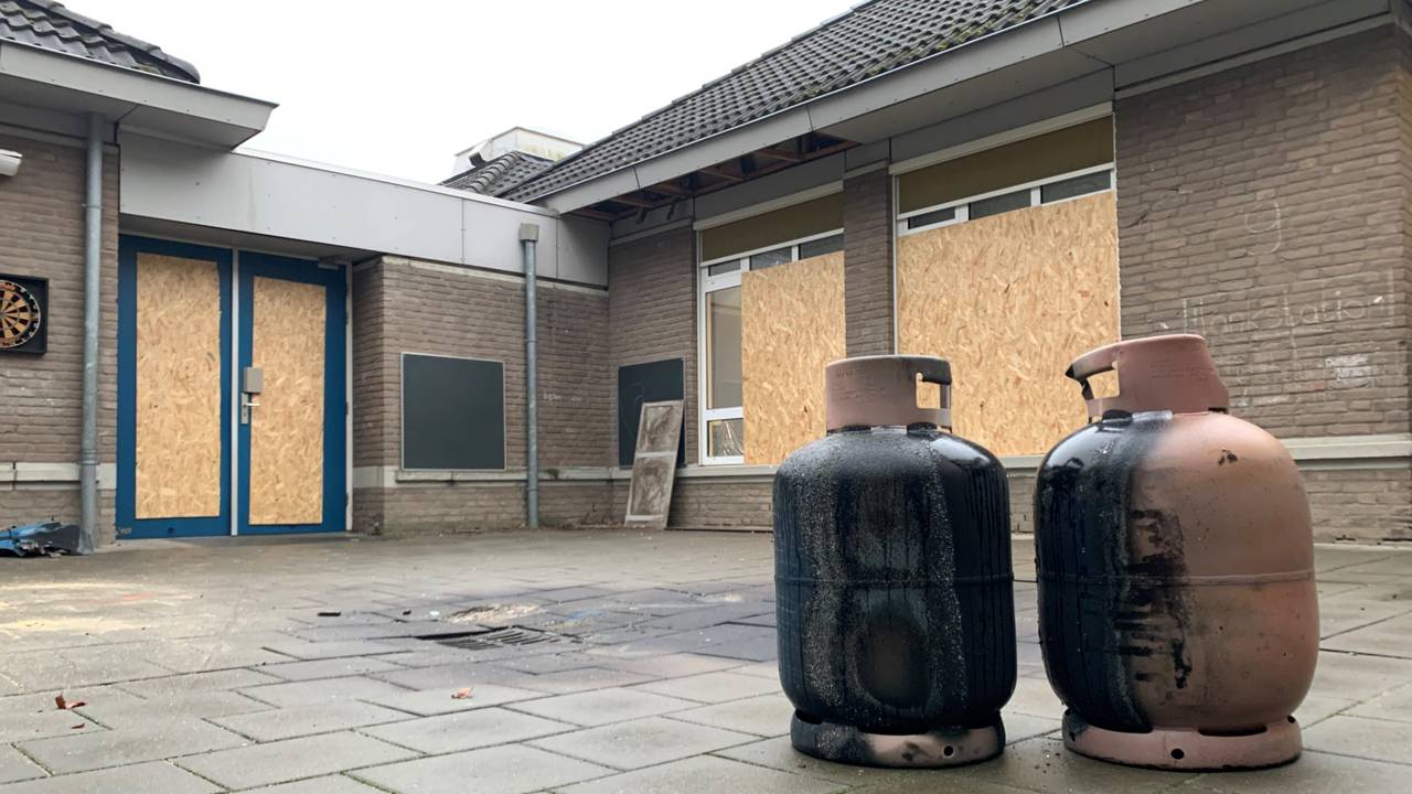 De twee gasflessen en de afgedekte ramen en deuren (foto: Eva de Schipper).